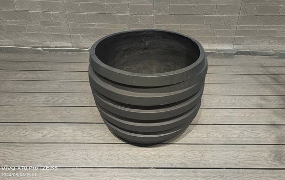 kopen Voeg een vleugje verfijning toe aan uw tuin met een moderne, waterdichte en branddichte kleiplantator. online manufacture