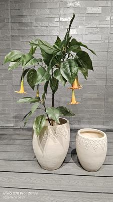 kopen Ingewikkelde bloemenversiering Neutraal Beige Cilindrische Vezelklei Lichtgewicht Bloempot online manufacture