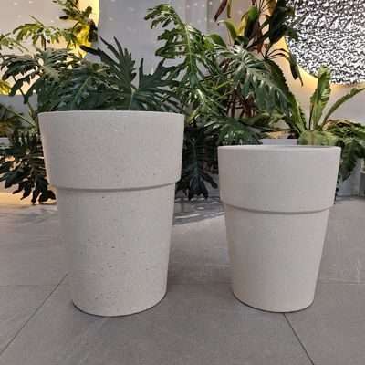 Creme composiet klei bloempot met glad handgesneden ontwerp