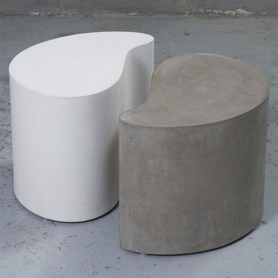 Witgrijzige moderne betonnen buiten eetkamer terras tafel GRC tuin tafel