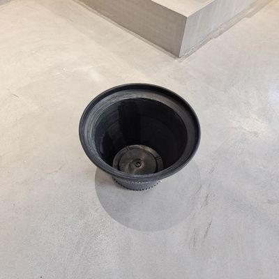 Kleurenverscheiden Plastic bloempot met afvoergaten