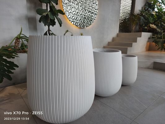 Glanzige oppervlakte van kunststofklei planter voor aangepaste planten display opties