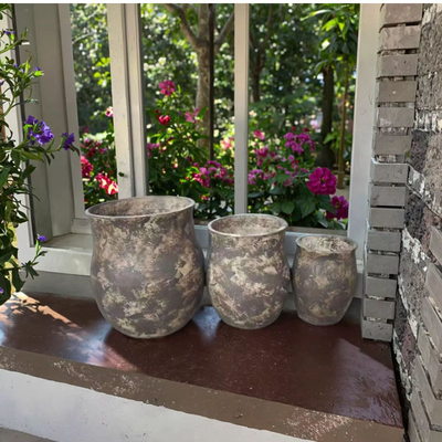 grijs met wat beige motten ronde vezel klei planten met een verweerde, mottelige textuur lichtgewicht duurzaam onderhoudsarme bloempot vakantie villa kantoor decoratie tuin landschapsontwerp