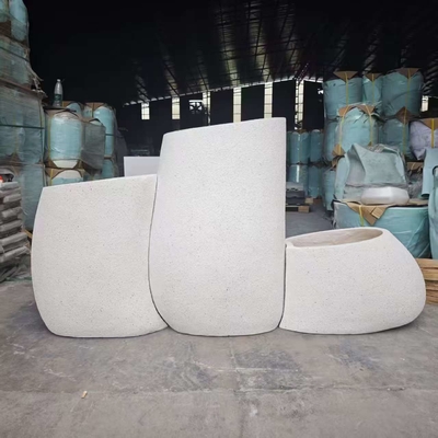 extra grote witte, onregelmatige, ronde, van glasvezel gemaakte plantenplant met gebogen, vloeiende contouren, lichtgewicht, duurzaam, onderhoudsarme bloempot vakantie villa kantoor decoratie tuin landschapsontwerp