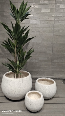 neutraal beige natuurlijk gespikkeld steen -mimic design ronde vezelklei plantenbak lichtgewicht duurzaam onderhoudsarm bloempot vakantie Villa kantoordecoratie tuinlandschap project