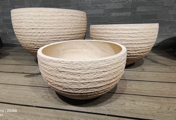 natuurlijke rustieke stijl licht beige gestreepte gelaagde effect ronde vezelklei plantenbak lichtgewicht duurzaam onderhoudsarm bloempot vakantie Villa kantoordecoratie Daktuin landschapsproject