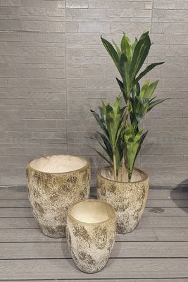 Grote, aardse, ronde, vezelklei, lichtgewicht, duurzame tuinpot op dak