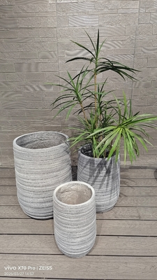 Lichtgrijze met horizontale cirkelvormige randen Ronde kleivezelplanter voor binneninrichting
