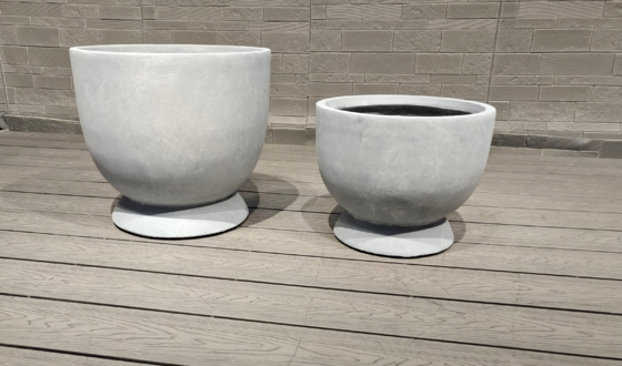 lichtgrijze ronde komvorm met voetstuk basis glasvezel planter architectonisch landschapsontwerp